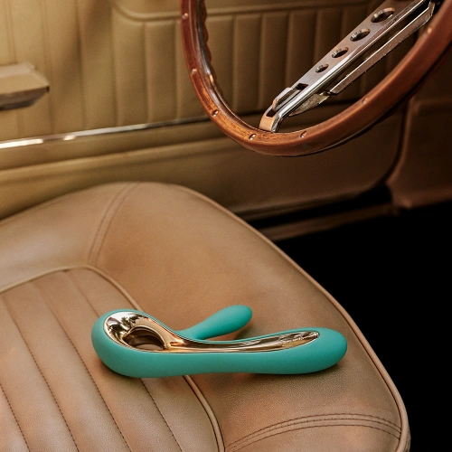 ​Luxury rechargeable G-spot rabbit vibrator made of silicone Lelo Soraya 2 turquoise [3]